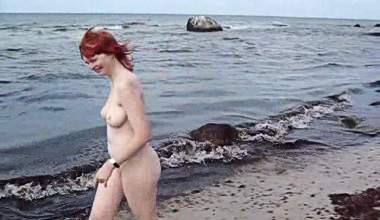 Nackter Strandspaziergang