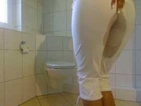 Vorschaubild vom Privatporno mit dem Titel "Weiße Sporthose einfach nass...." von EvilBitch