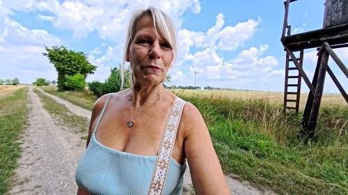 Spaziergänger draussen Vollgepisst