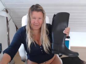 Vorschaubild vom Privatporno mit dem Titel "Gummireitstiefelpussyrubbing" von Deine-Chefin