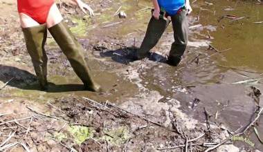 Christina und Jackie mit Waders im Matsch