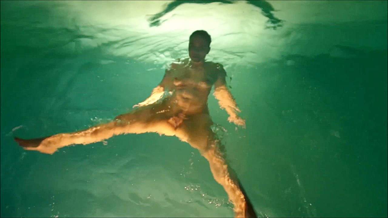 Frauen nackt beim schwimmen