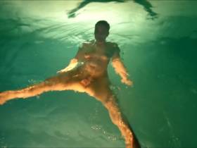 Bein Nackt schwimmen abends gefilmt :-)