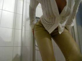 Vorschaubild vom Privatporno mit dem Titel "Glitschiger Spaß in der Miss Sixty Lederhose" von EvilBitch