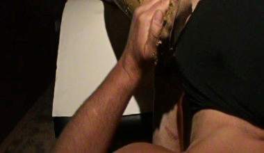 Sklave muss meine verschissenen Nylonfüße lecken