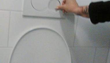 Klinik Klo benutzt,  pissen Abwischen Abziehen