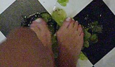 Fussfetisch Trampling und Gemüse/Obst Crushing 