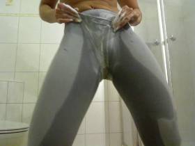 Vorschaubild vom Privatporno mit dem Titel "Erst gepisst, dann eingeseift!" von EvilBitch