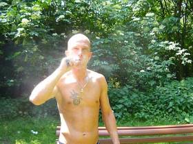 Geiler Grillpiss public in the park! Pee on a grill ..