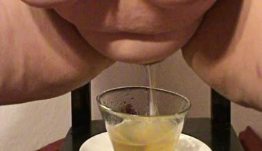 Glasschüssel vollgepisst