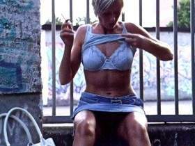 Vorschaubild vom Privatporno mit dem Titel "Vibratorfick an den Garagen" von Ramona_Deluxe