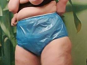 Gummihose angezogen,  mit großer Binde drunter