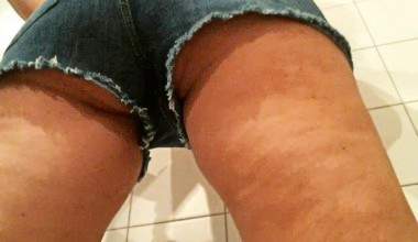 In die Jeans Hotpants geschissen und gepisst