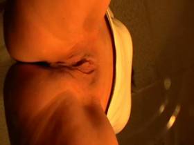 Vorschaubild vom Privatporno mit dem Titel "Auf dem glastisch gepisst" von playpaar666