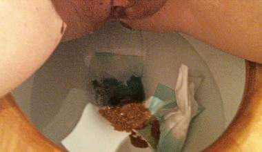 Nackt stehen über dem Klo kacken