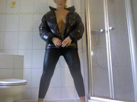 Vorschaubild vom Privatporno mit dem Titel "Glanzdaunenjacke......" von EvilBitch