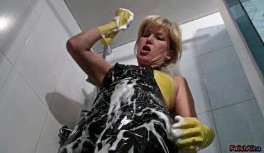 Mit Lack , Latex  , Gummihandschuhen und Gummistiefel in der Dusche