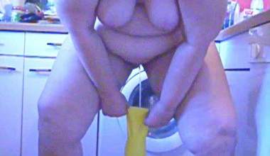 Dicken, gelben Gummihandschuh vollgepisst und ausgeleert!!