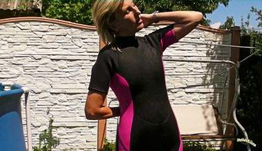 Im Neopren Anzug im Pool und Strip Tease