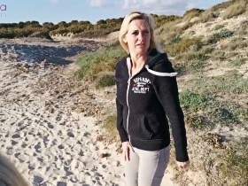 Public Piss mit Dirty-Tina am Meer! 2 Geile Milf Ärsche und Fötzchen in Aktion!