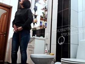 Tatiana schreit auf der Toilette stehend