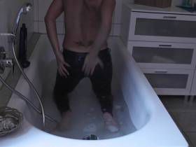 Vorschaubild vom Privatporno mit dem Titel "Lederhose die dritte" von nylon_schlampe