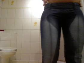 Vorschaubild vom Privatporno mit dem Titel "Es muss raus!" von EvilBitch