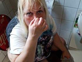 Scheiss Schlampe - voll eingekackt beim Einkaufen