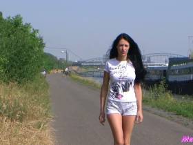 Vorschaubild vom Privatporno mit dem Titel "Öffentliche Pissfontäne" von MeliDeluxe