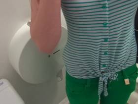 Geplätscher im öffentichen WC