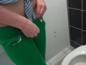 Splashing in the toilet öffentichen