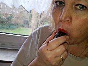 Dicken Kötel im Mund genommen