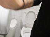Aufs Klo GESTIEGEN, FLUGHAFEN HH
