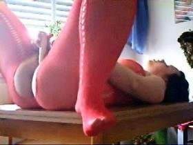 Vorschaubild vom Privatporno mit dem Titel "Teeny benutzt Muddis Esstisch" von Miss-United