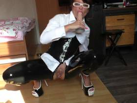 Vorschaubild vom Privatporno mit dem Titel "Wahnsinnig geil in latex" von nylon_schlampe