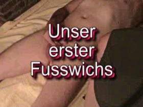 Unser erster Fusswichs mit Pissen