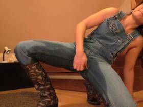 Vorschaubild vom Privatporno mit dem Titel "Geile Latzjeans nass" von nylon_schlampe