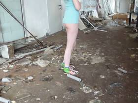 Volle Blase in Schubkarre entleert