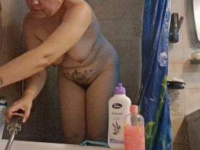 Milf rasiert und pisst unter der Dusche