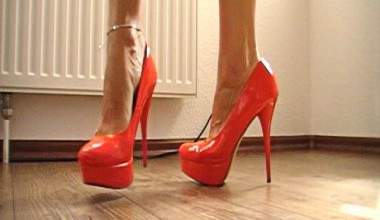 * In HighHeels auf dem Crosstrainer *