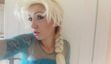 elsa from frozen wanna show ya something...