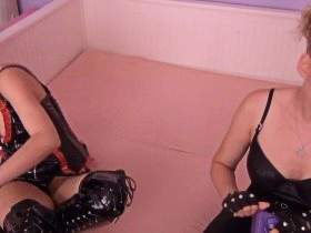 Vorschaubild vom Privatporno mit dem Titel "Zickenkrieg ! Wer verliert wird gefickt !" von FeuchteSchnecke