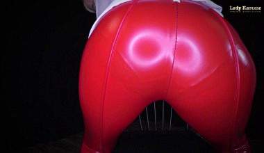 Facesitting Wichsanleitung in roter enger Latexhose POV