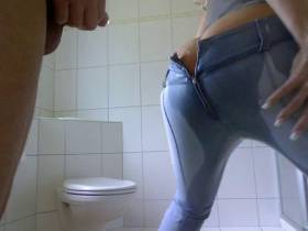 Vorschaubild vom Privatporno mit dem Titel "Auf den Miss Sixty Jeansarsch gepisst" von EvilBitch