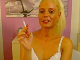 Vorschaubild vom Privatporno mit dem Titel "Rauchen mit deiner Lady!" von Amelie4you