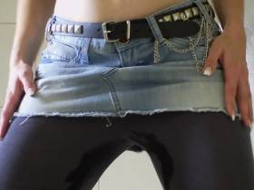Vorschaubild vom Privatporno mit dem Titel "M60 Jeansrock - auch bei dem muss ich Pissen" von EvilBitch