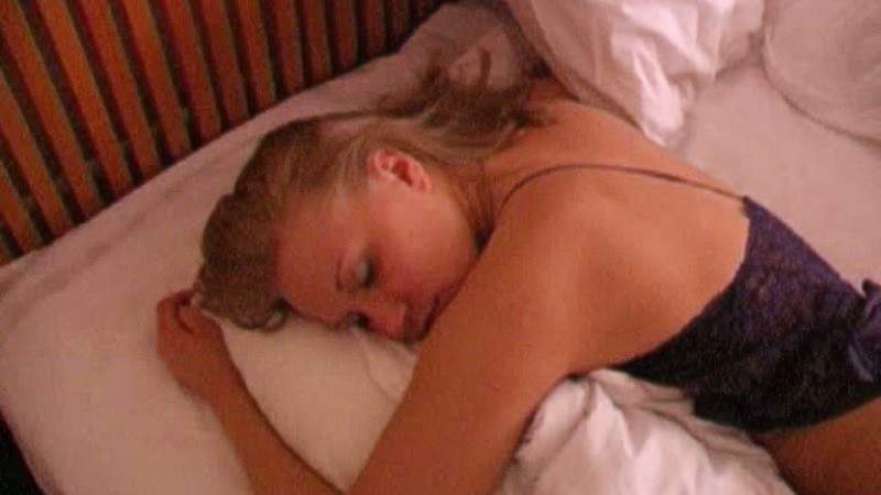 Bibi wird im Schlaf gefilmt, sie legt sich auf den Bauch. 
