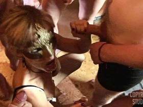 Vorschaubild vom Privatporno mit dem Titel "Natascha´s schmutzige blank fick gangbang party" von STUDIOeins