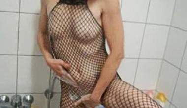Vötzchen waschen im Catsuit