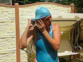 Realise Gummi Badeanzug ​und Latex Badekappe ​im Pool